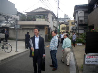 満室で賃貸中の物件を見学されている大友社長様
